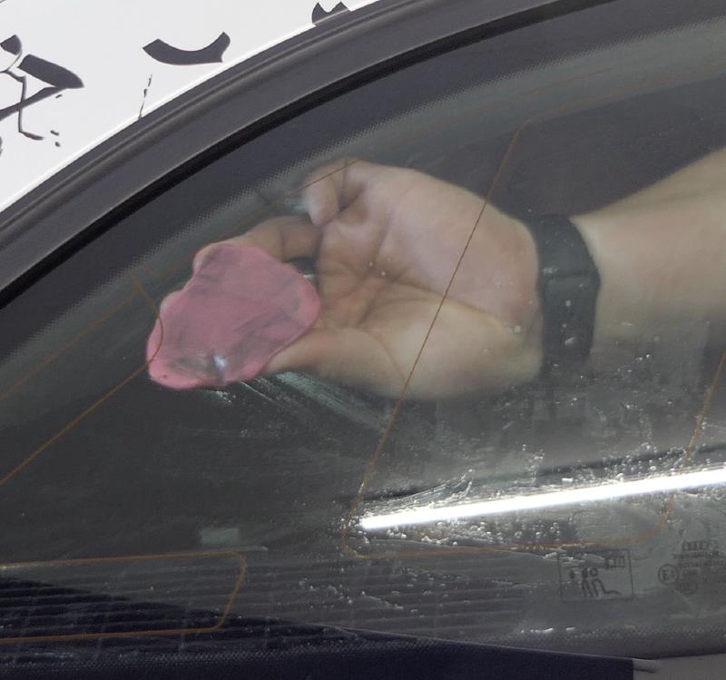 Scheibe mit Verlegeflüssigkeit und Kupfervlies reinigen